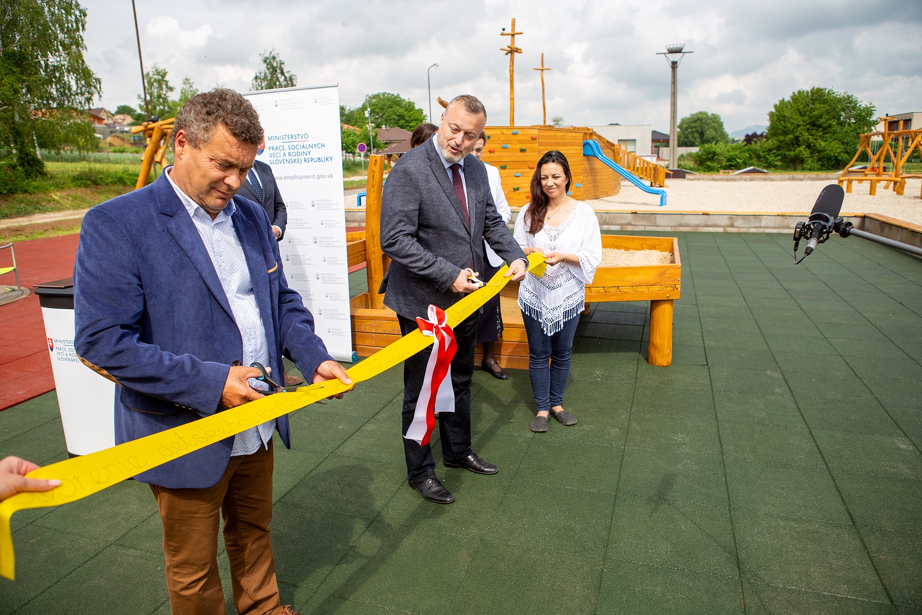 2022 06 09 golianovo slavnostne otvorenie detskeho ihriska rodinka strihanie stuzky | WebJET CMS