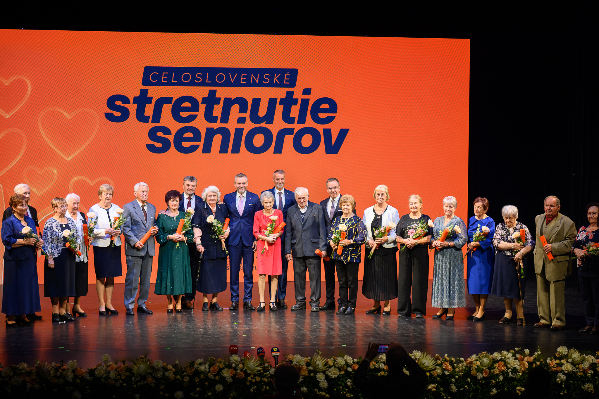 Spoločná fotografia s ocenenými na Celoslovenskom stretnutí seniorov