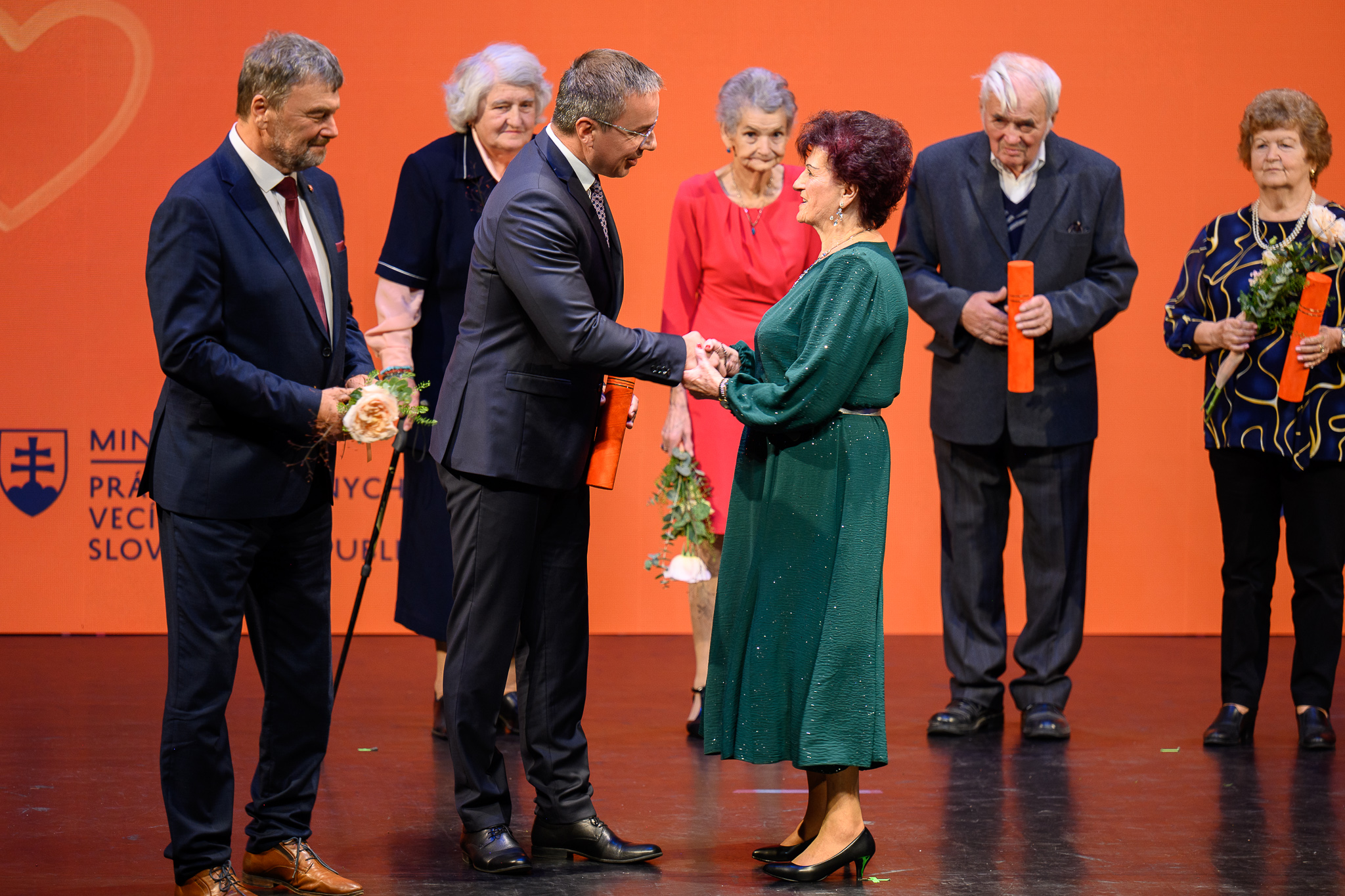 minister prace socialnych veci rodiny erik tomas predseda jednoty dochodcov slovensku jozef tokar odovzdavaju dakovny list | WebJET CMS Minister práce, sociálnych vecí a rodiny Erik Tomáš a Predseda Jednoty dôchodcov na Slovensku Jozef Tokár odovzdávajú ďakovný list