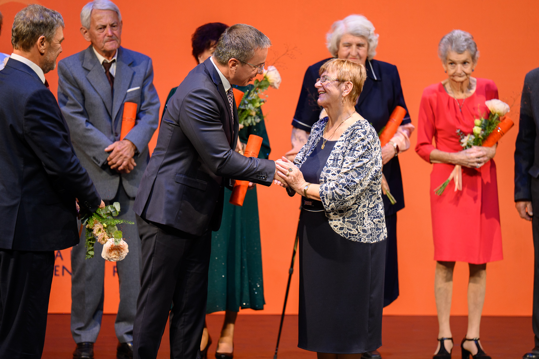 minister prace socialnych veci rodiny erik tomas predseda jednoty dochodcov slovensku jozef tokar odovzdavaju ocenenej dakovny list | WebJET CMS Minister práce, sociálnych vecí a rodiny Erik Tomáš a Predseda Jednoty dôchodcov na Slovensku Jozef Tokár odovzdávajú ocenenej ďakovný list