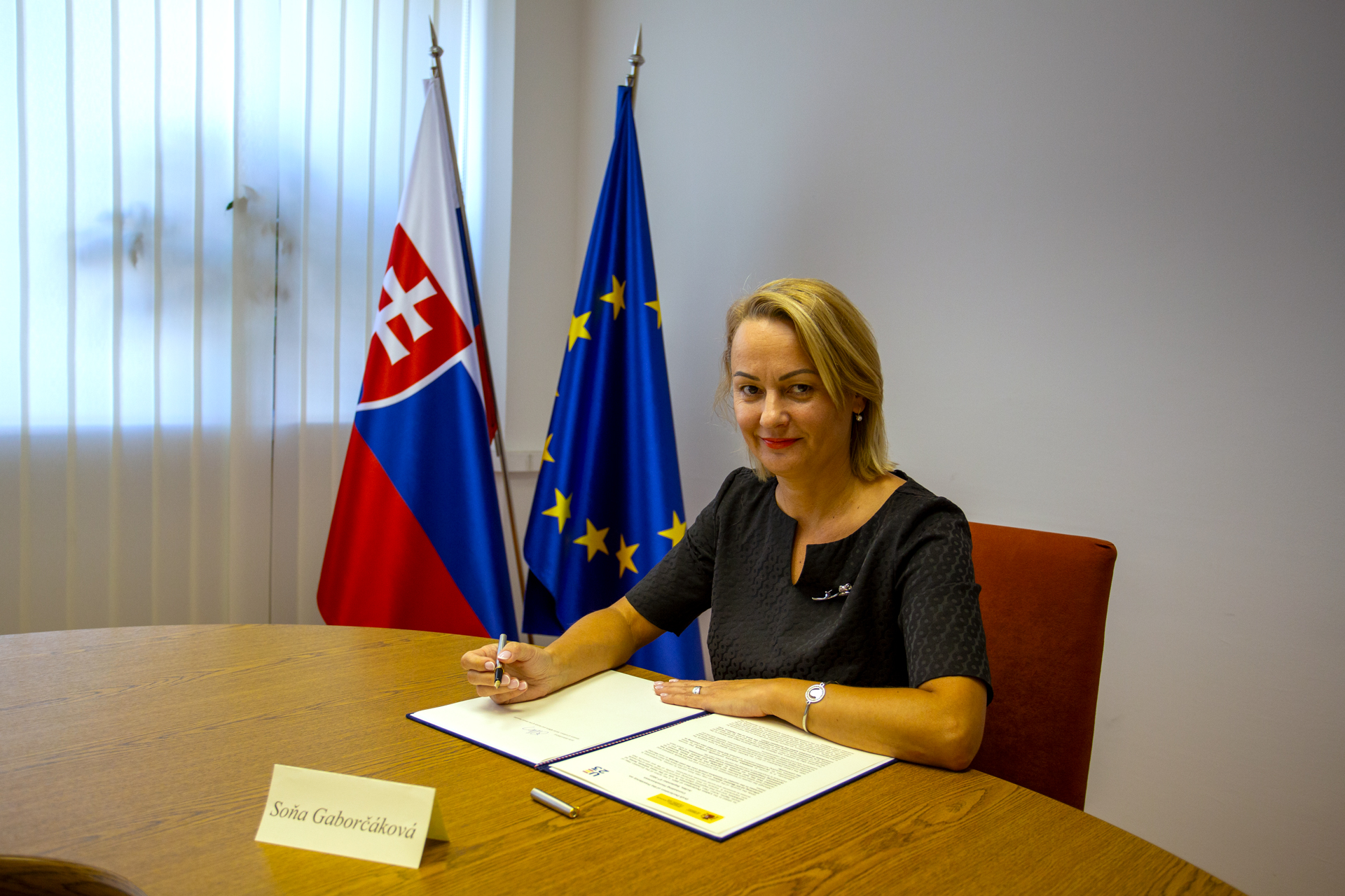 ministerka prace sona gaborcakova pri podpise vyhlasenia | WebJET CMS