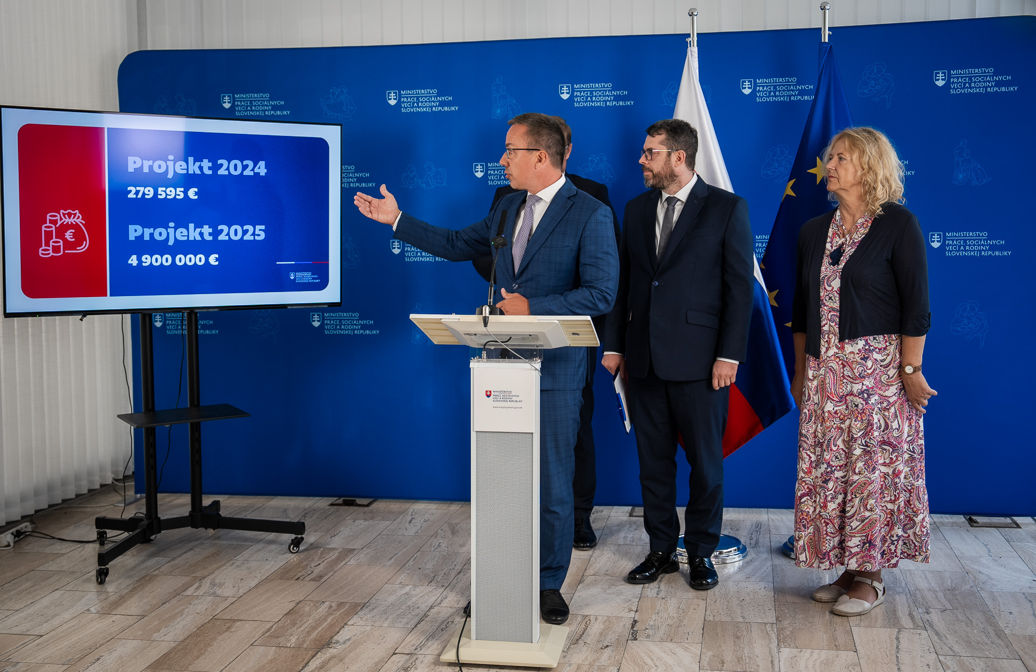 mpsvr tk minister prace e tomas k projektu odlahcovacej sluzby2 | WebJET CMS