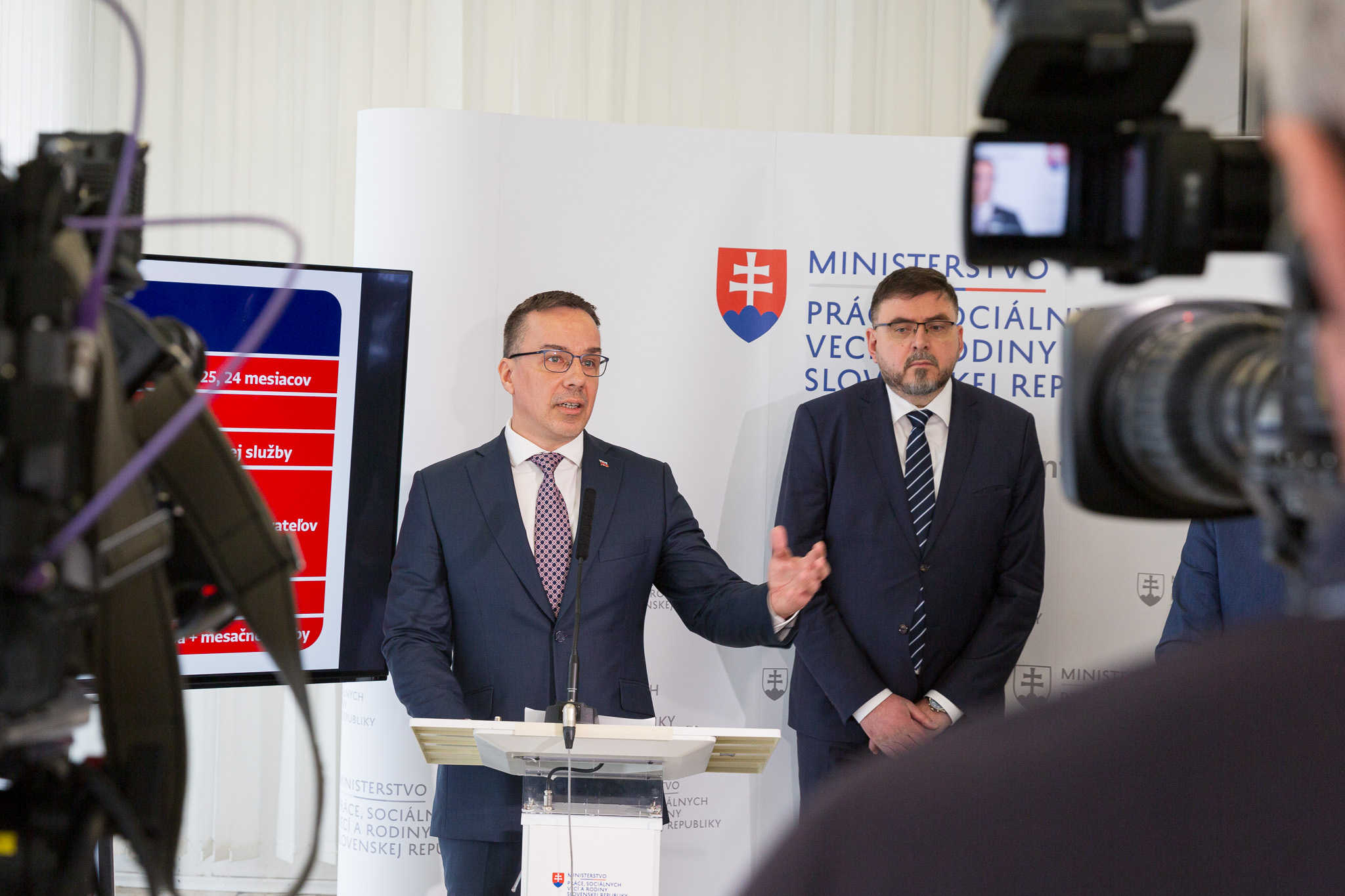Minister práce Erik Tomáš na tlačovej konferencii k opatrovateľskej službe | WebJET CMS