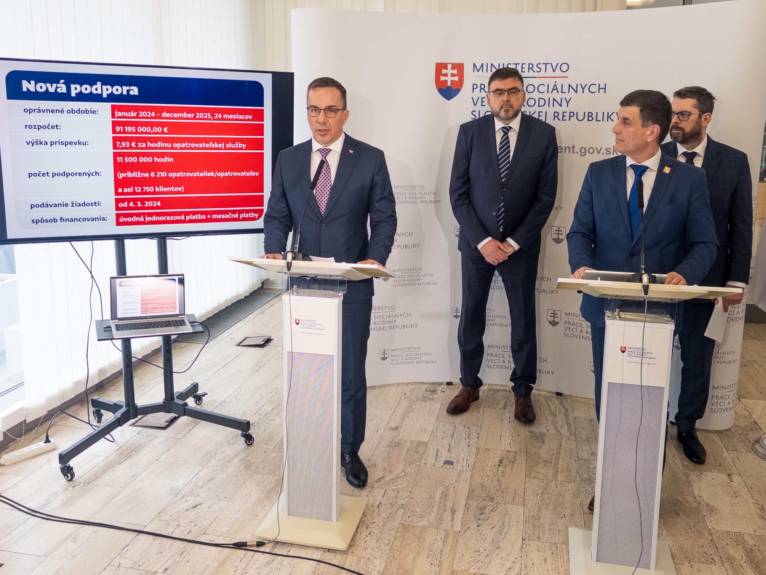 Minister práce Erik Tomáš so štátnym tajomníkom Branislavom Ondrušom na tlačovej konferencii k opatrovateľskej službe | WebJET CMS